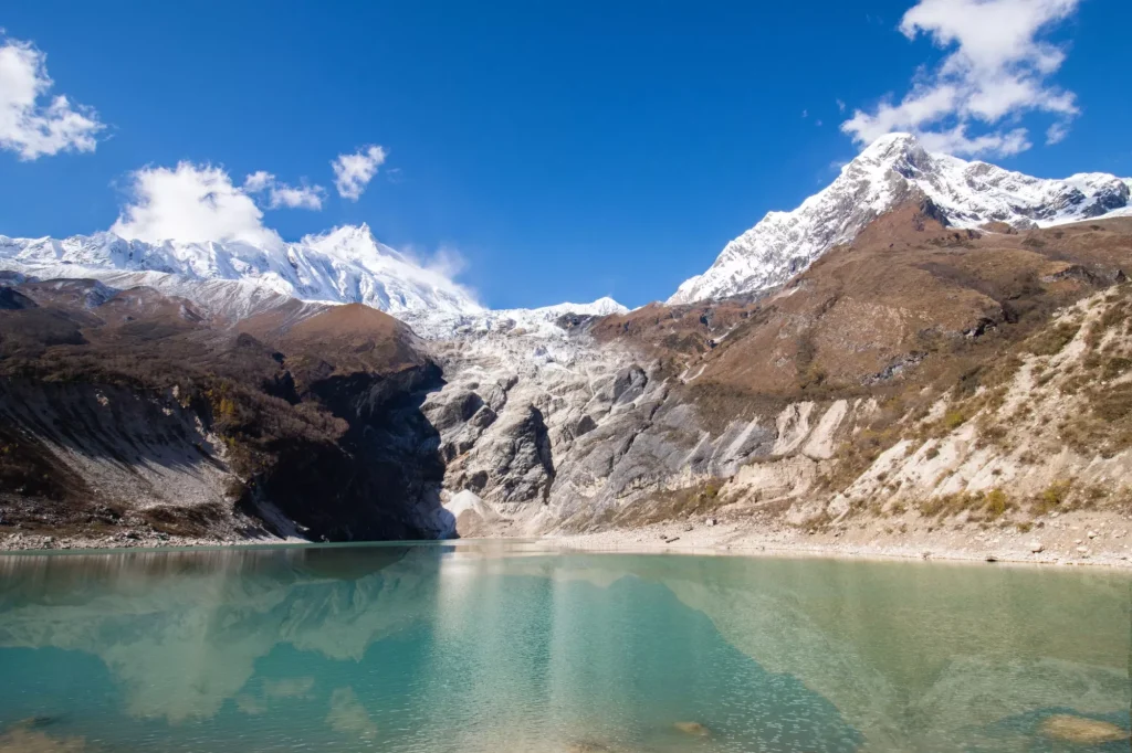Birendra-søen med bjerget Manaslu i baggrunden, Gorkha, Manaslu Circuit Trek Nepal