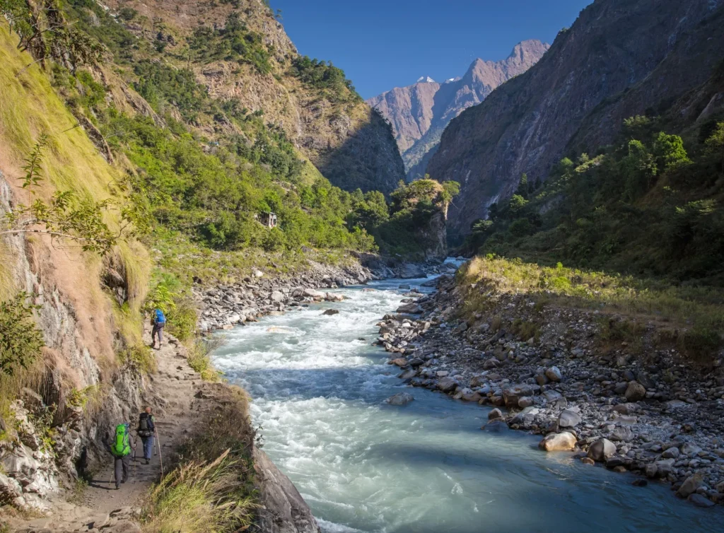 Wandern in den Bergen des Himalaya. Manaslu Rundwanderung, Nepal