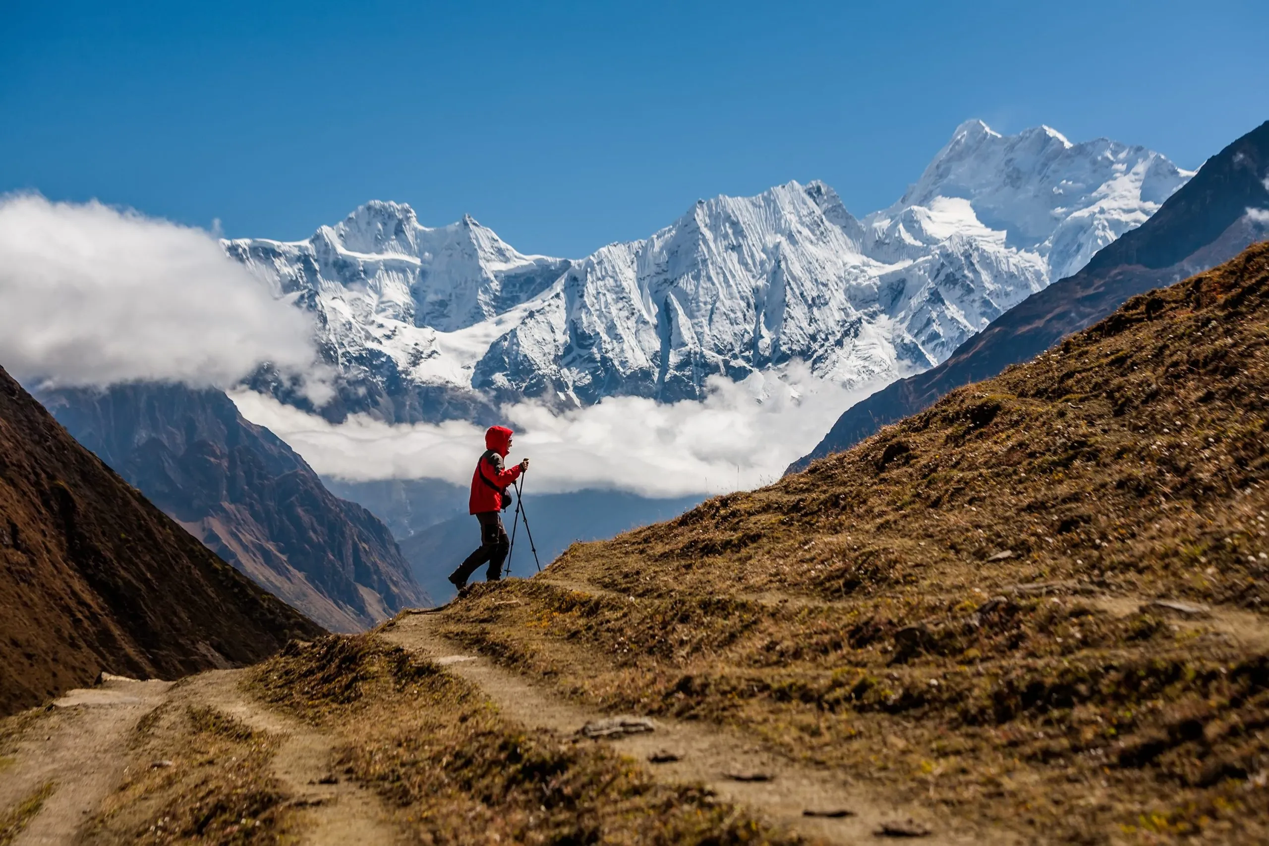 Trekkingowiec na szlaku Manaslu w Nepalu