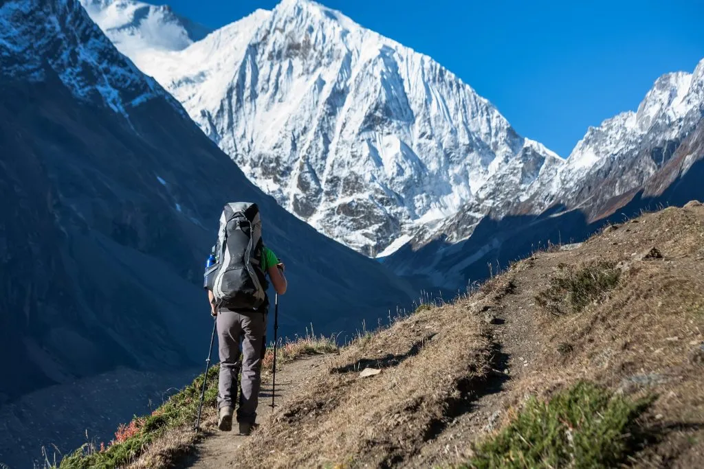 Trekker op trektocht Manaslu circuit in Nepal