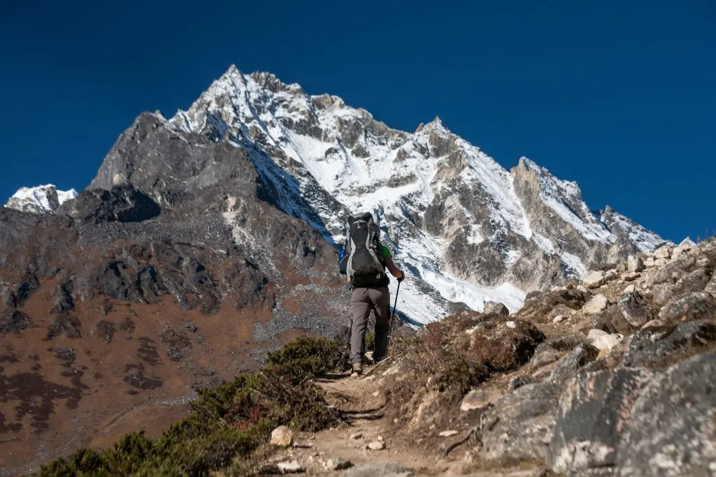 Trekker op trektocht Manaslu circuit in Nepal