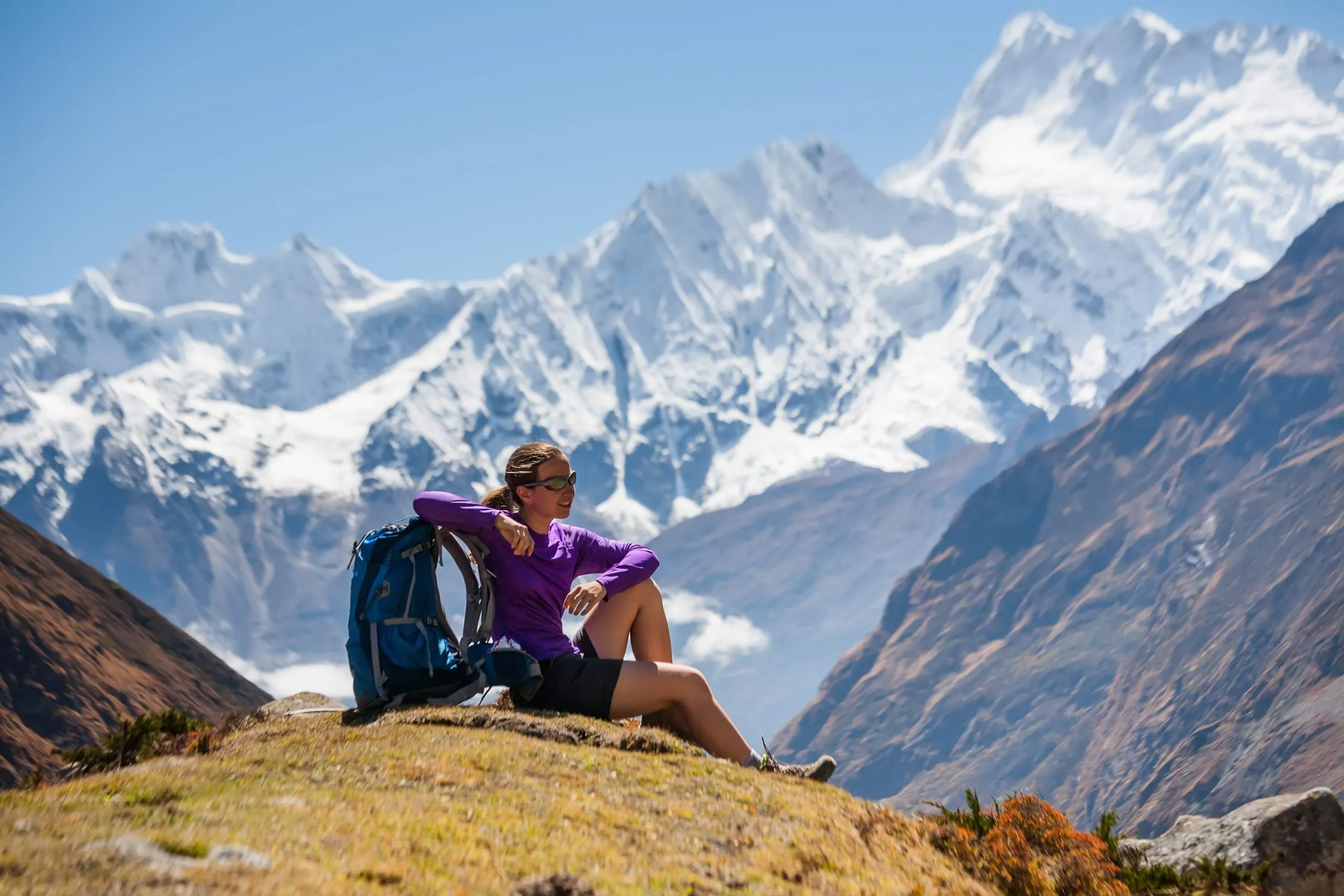 Treker odpočívá na treku na okruhu Manaslu v Nepálu