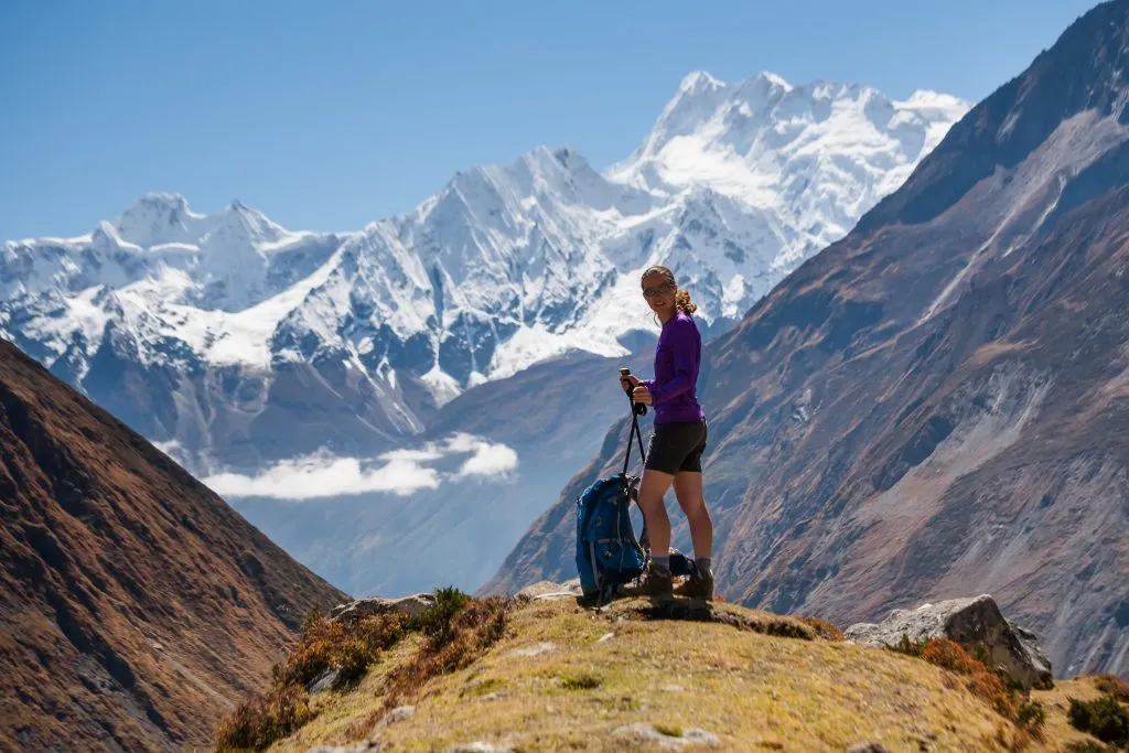 Trekker rust uit tijdens trektocht Manaslu circuit in Nepal