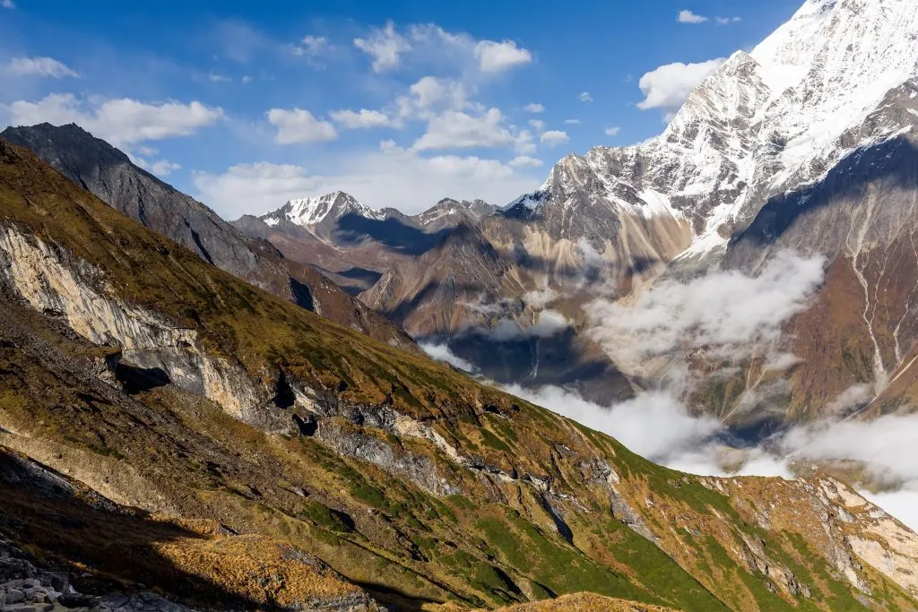 Údolí na treku po okruhu Manaslu v Nepálu